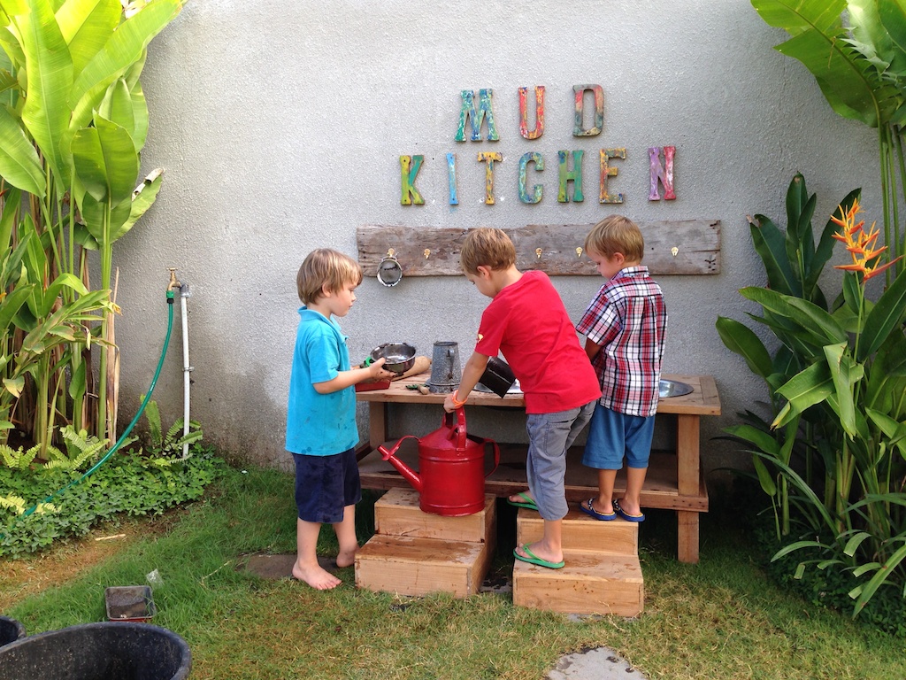 Oskar, Alfred og en anden dreng i mudderkøkkenet i The Garden Early Learning