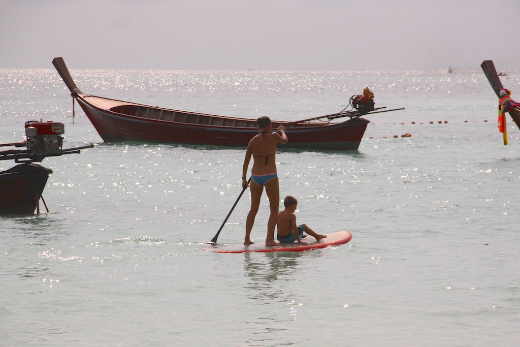 Helene og Oskar på en SUP, Pataya Beach, Ko Lipe
