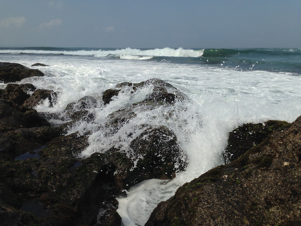 Bølger slår ind over klipperne ved Pererenan Beach