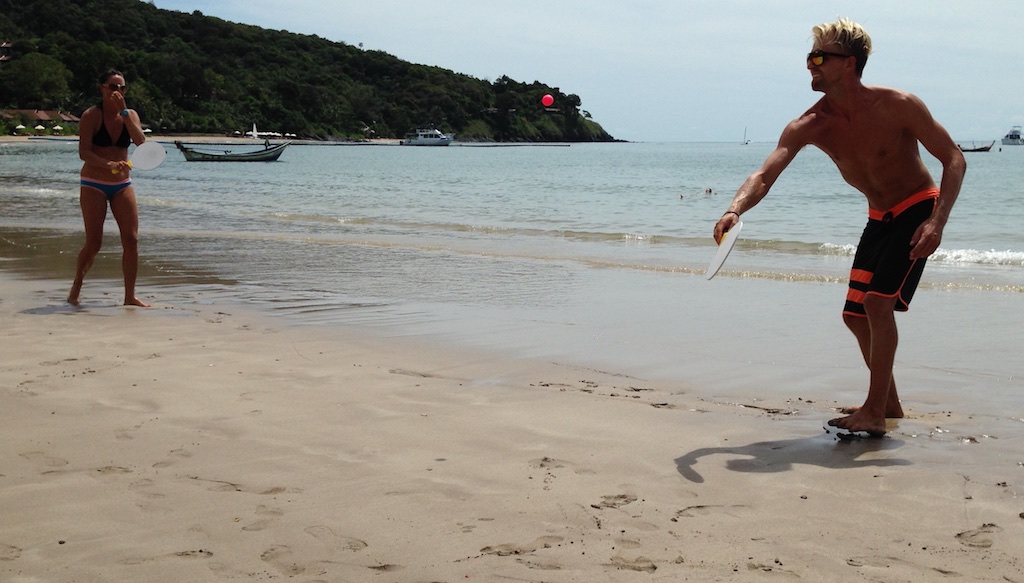 Helene og Rasmus spiller strandtennis på Ba Kan Tieng Beach