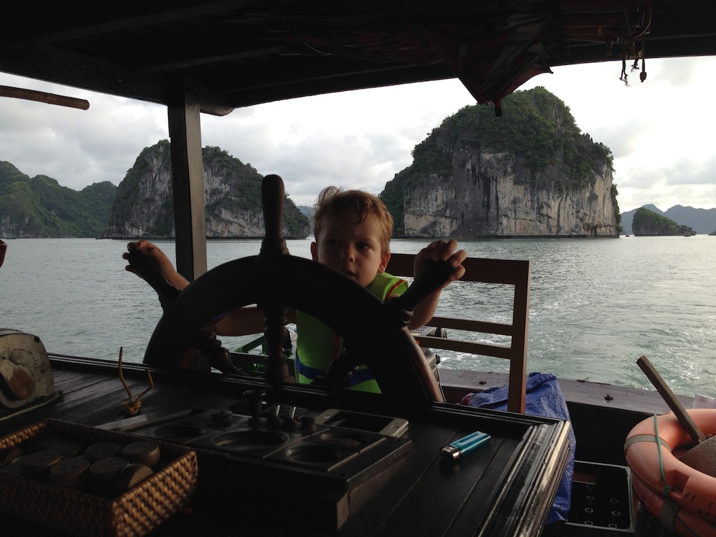 Oskar bag roret i Halong Bay