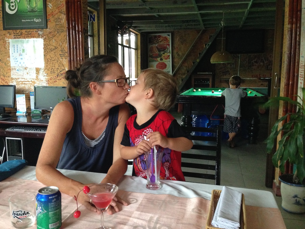 Alfred giver Helene et kys på DMZ bar i Hue