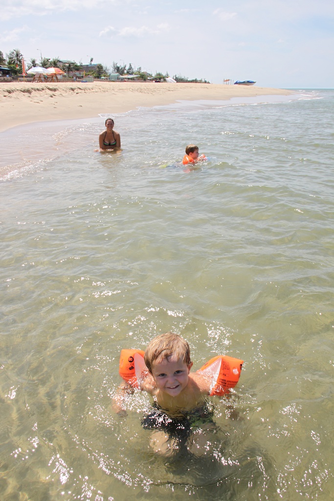 Helene, Alfred og Oskar bader på stranden ved Dong Hoi