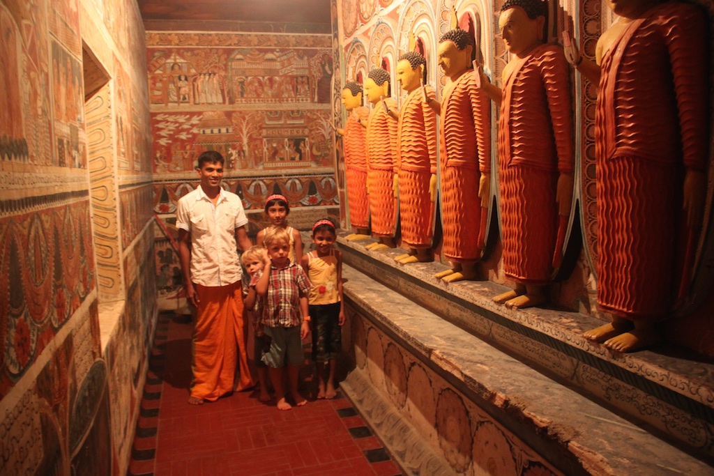 Ranji, Ranjis datter, Ranjis søn, Alfred og Oskar i tempel